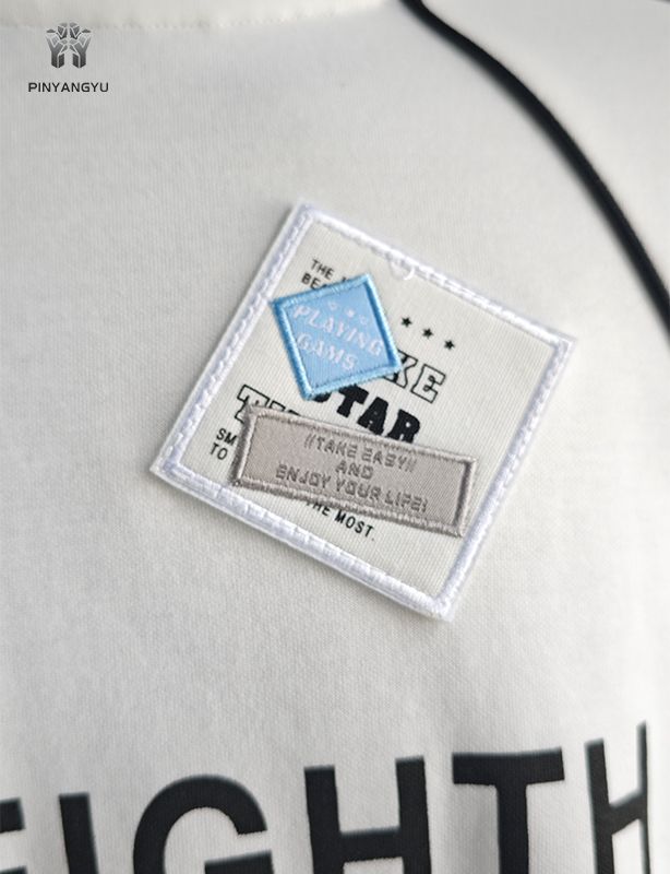 Patch brodé personnalisé et t-shirt sérigraphié