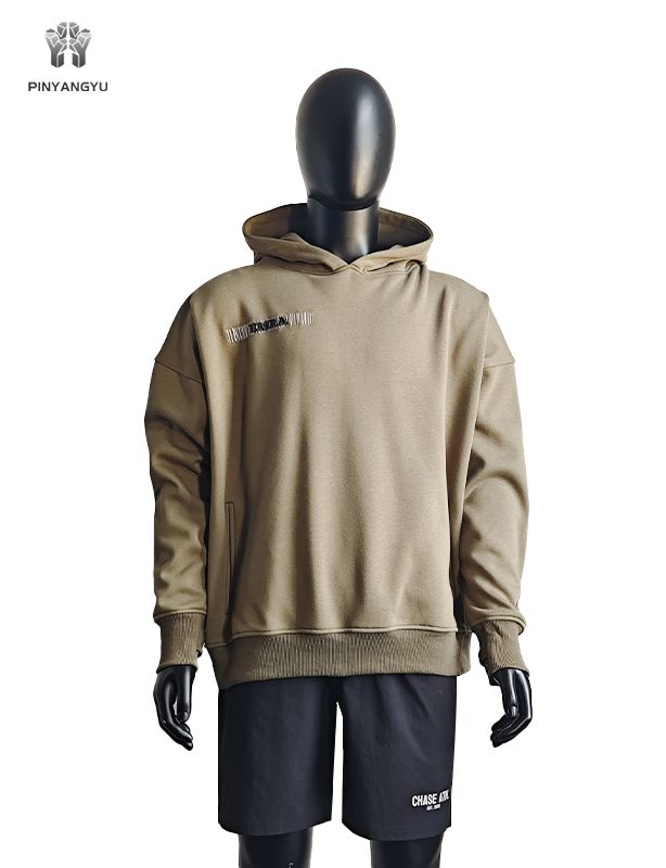 Sweat à capuche avec broderie 3D et broderie plate