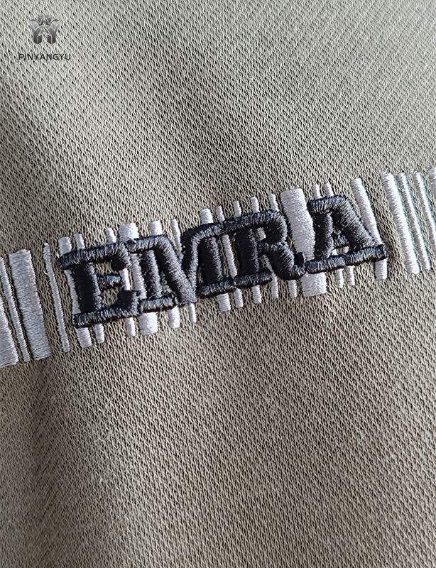 Sweat à capuche avec broderie 3D et broderie plate