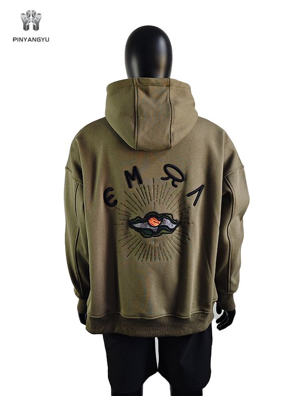 Sweat à capuche avec broderie 3D et broderie plate