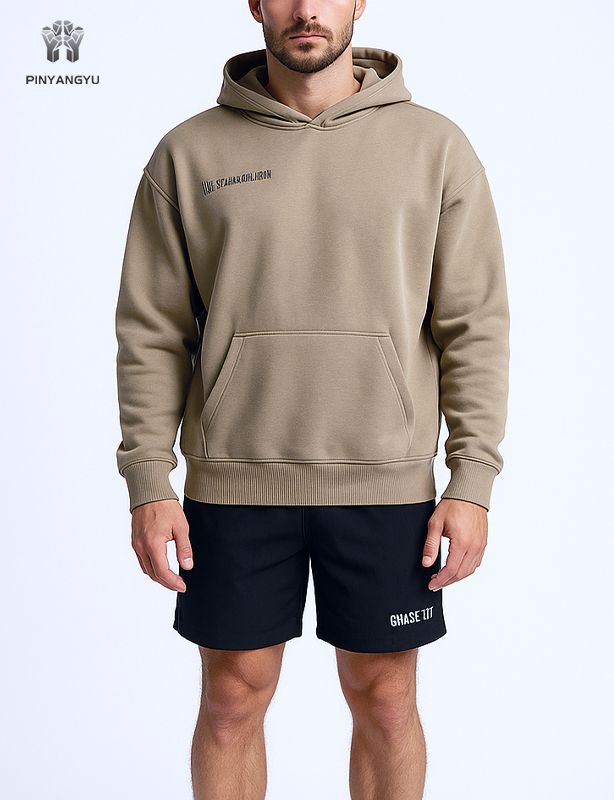 Sweat à capuche avec broderie 3D et broderie plate